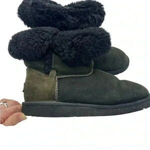 Uggs 2 toned women’s SZ 5